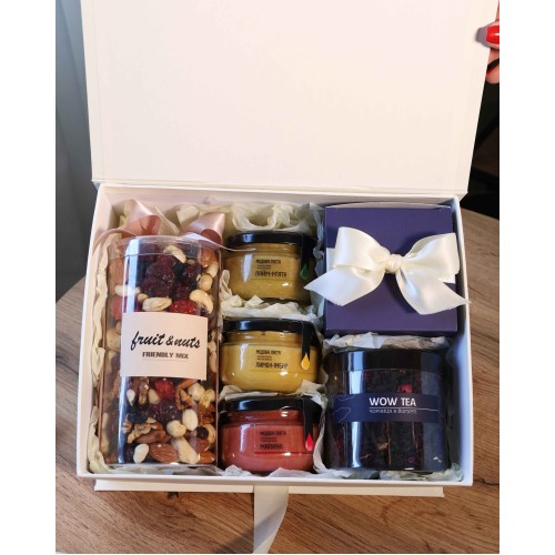 «Затишне чаювання» — подарунковий набір з чаєм, медовою пастою та горіхами — подарунок на День народження або інше свято «Затишне чаювання» — подарунковий набір з чаєм, медовою пастою та горіхами — подарунок на День народження або інше свято